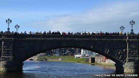 Cymdeithas yr Iaith Gymraeg says about 500 turned out for the anniversary event on the bridge on Saturday