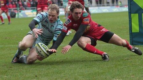 Leicester's Scott Hamilton and Nic Reynolds of Scarlets compete for the ball