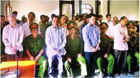 Phan Van Thu (R-standing) and others on trial in Phu Yen province, Vietnam (28 Jan 2013)