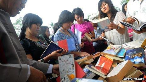 People browsing books