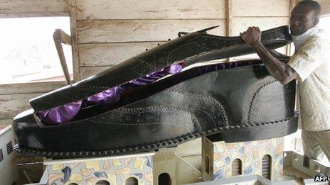 A coffin shaped like a shoe in a workshop in Ghana (Archive)