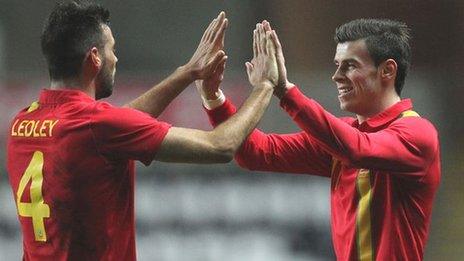 Joe Ledley a Gareth Bale yn dathlu'r gôl