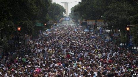 Thousands of carnival revellers on a Rio de Janeiro street