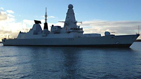 HMS Dauntless sails towards the quay in Great Yarmouth