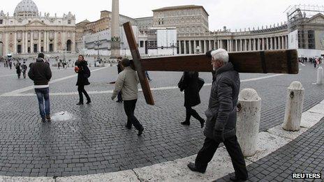 Pilgrims carry cross on St Peter's Square in Rome (11 February 2013)
