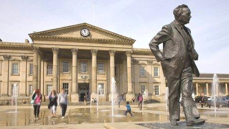 Statue of Harold Wilson in Huddersfield