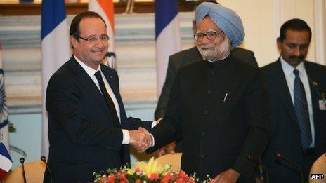 French President Francois Hollande (L) and Indian Prime Minister Manmohan Singh (R) in Delhi on 14 Feb 2013