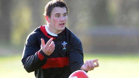 Jonathan Davies in training with Wales