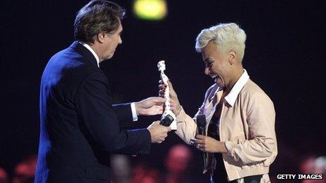 Emeli Sande received her award from Bryan Ferry