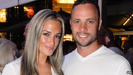 Reeva Steenkamp (l) and Oscar Pistorius (26 January 2013)