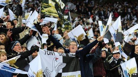 Cefnogwyr Abertawe yn Wembley