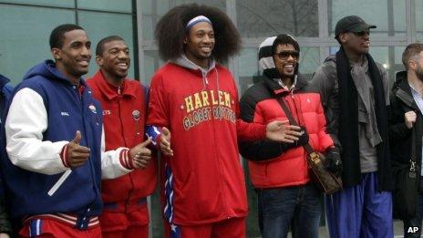 Dennis Rodman (R) and Harlem Globetrotters at Pyongyang airport (23 Feb 2013)