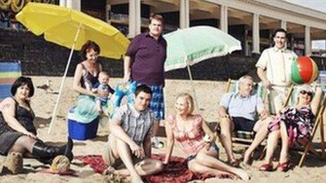 Cast Gavin and Stacey ar draeth Y Barri