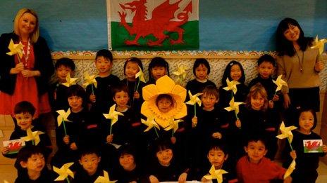 Emma Owen( l) pictured with her Year 1 class at a school in Beijing