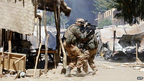 French soldiers fight while clashes erupted in the Malian city of Gao on 21 February 2013