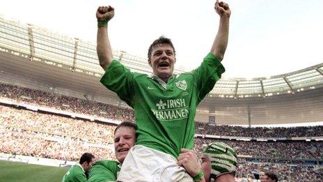 Ireland players hold Brian O'Driscoll aloft