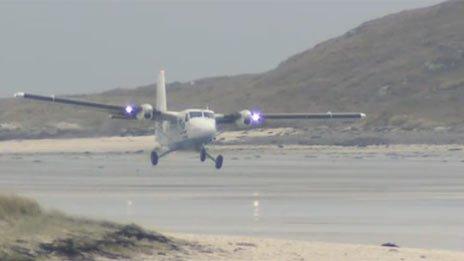 Plane landing on Hial's Barra beach air strip