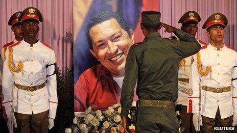 Cuban soldier salutes tribute to Hugo Chavez (7 March 2013)