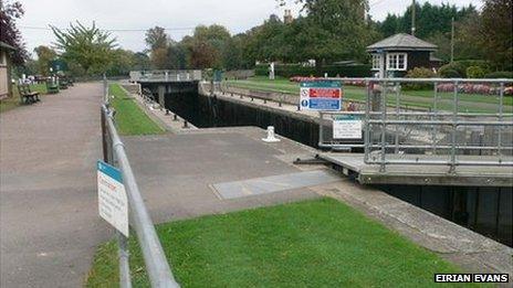 Shepperton Lock