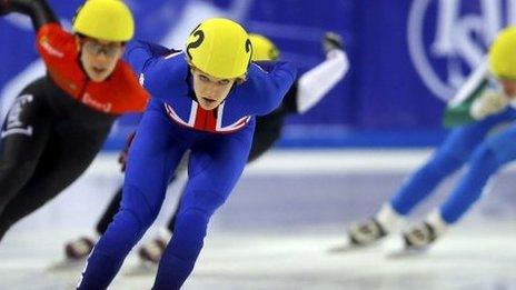 Elise Christie (centre)