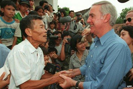 Pete Peterson shaking hands with Nguyen Viet Chop
