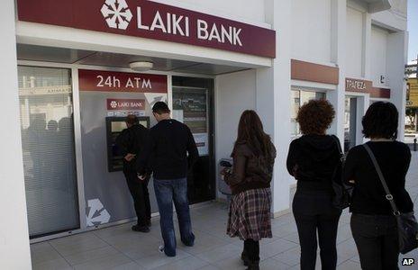 People queue outside a branch of Laiki Bank in Limassol, Cypris (16 March 2013)