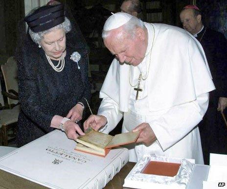 Pope John Paul II meeting the Queen in 2000