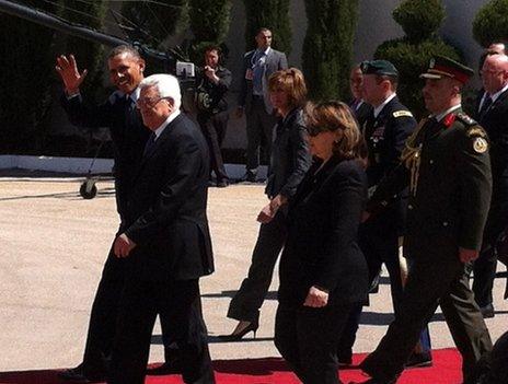 US President Barack Obama waves as is escorted by Palestinian Authority President Mahmoud Abbas in Ramallah, 21 March