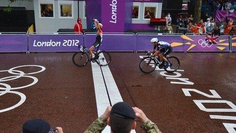 Marianne Vos (left) of the Netherlands beats Britain's Lizzie Armitstead to the London 2012 road race title