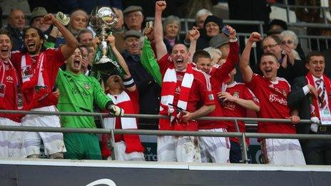 Wrecsam oedd yn fuddugol yn Wembley ac yn codi Tlws FA Lloegr