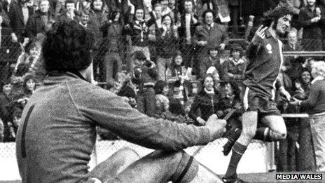 Robin Friday 'V' sign to goalkeeper