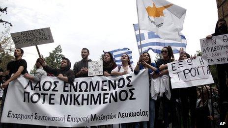 Students protest in Nicosia, 26 Mar 13