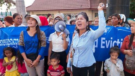 Tep Vanny (left) and other protestors outside Phnom Penh Municipal Court