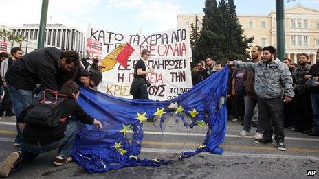 University students burn an EU flag outside the Greek parliament in Athens (28 March 2013)