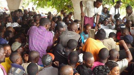 Immigrants waiting for breakfast distribution in Brasileia