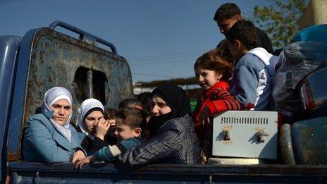 Syrians flee fighting in the city of Aleppo