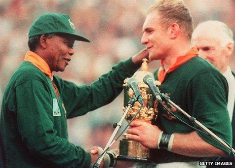 Mandela presents the Webb Ellis trophy to Springbok captain Francois Pienaar in 1995