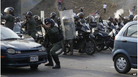 Police clash with protesters in Caracas, 15 April 2013