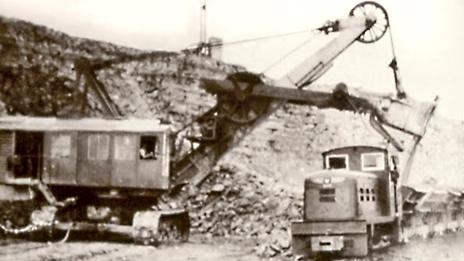 A face shovel loading narrow gauge wagons in the 1950s at Cosmeston