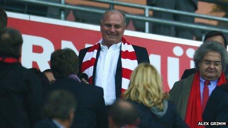 Uli Hoeness supporting Bayern against Barcelona