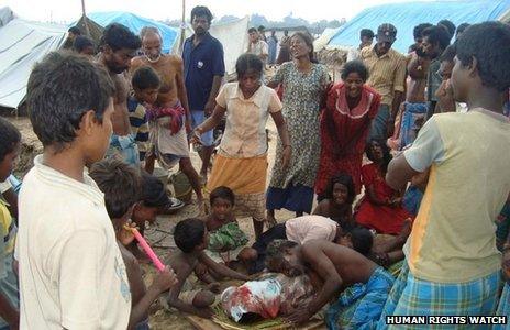 People mourn the civilian victim of a shelling on a hospital area in Putumattalan (13 March 2013)