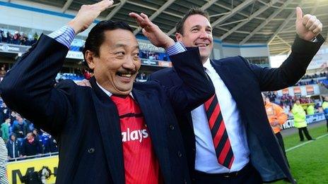 Y perchennog Vincent Tan yn dathlu gyda'r rheolwr Malky Mackay