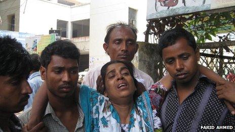 Kamola Begum (C) whose husband was killed in the building collapse