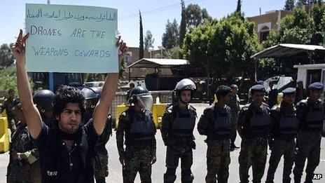 Yemeni man protesting against drone strikes, Sanaa (29/04/13)