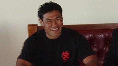 Latu Makaafi signing for Jersey in 2006