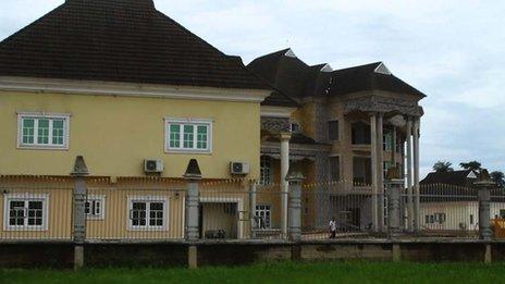 A mansion under construction in Yenago