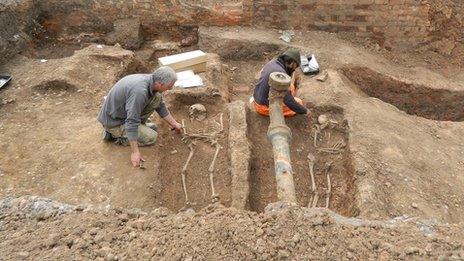 Two archaeologists uncover two bodies in the Roman cemetery.