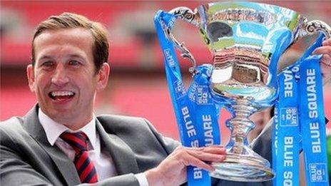 Rheolwr Casnewydd Justin Edinburgh gyda'r tlws