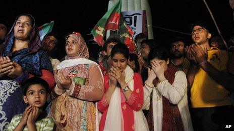 Imran Khan supporters pray for their leader's health in Karachi, Pakistan, 7 May 2013