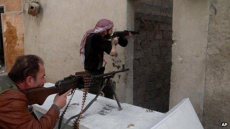 Free Syrian Army fighters battle with government troops in Aleppo. Photo: April 2013